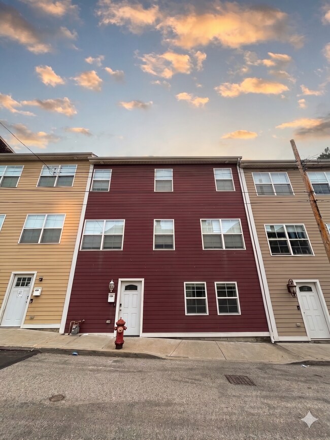 Building Photo - Modern 3-Level North Side Townhome with Garage