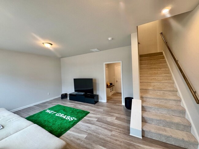 Building Photo - Spacious 3 Bedroom Townhouse