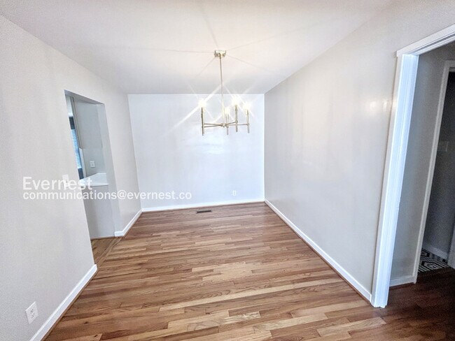 Building Photo - 3 Bed, 2 Bath Home with Garage / Pet-Friendly / Coming Soon!