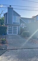 Building Photo - 932 22nd Ave S