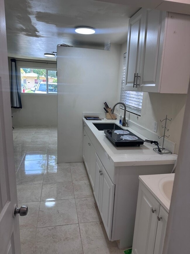 Building Photo - Studio in North Miami Beach Includes Utili...