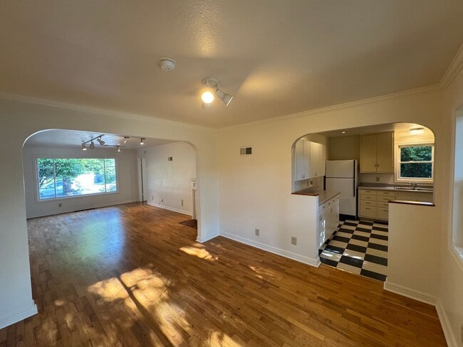 Building Photo - 3 Bedroom House in Southwest Eugene