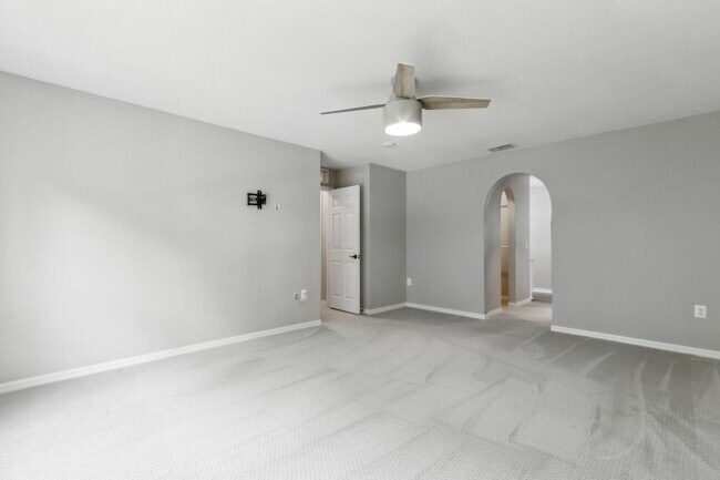 Building Photo - Newly Renovated 4 Bedroom!