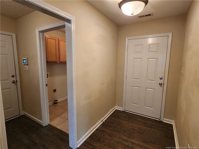 Building Photo - 3347 Broomsgrove Dr