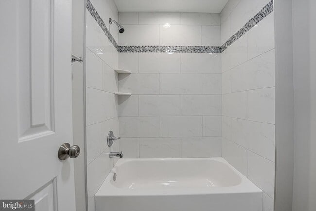 Building Photo - 2815 Lee Oaks Ct