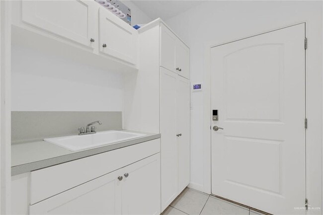 Building Photo - 21 E Thornhill Ave