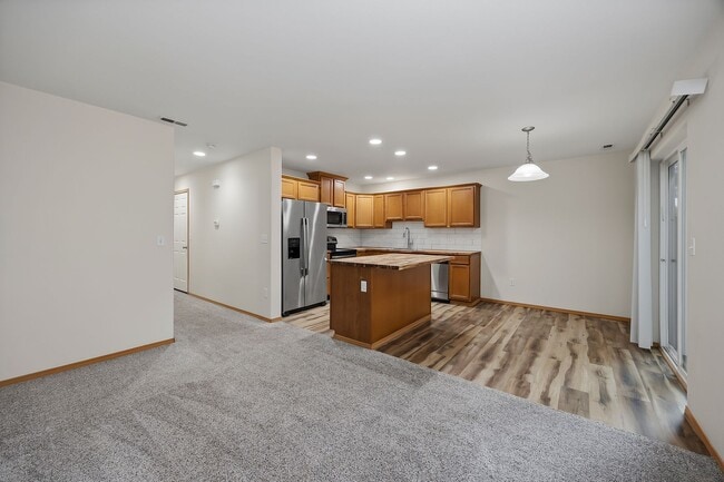 Building Photo - 3 bedroom 2.5 bath