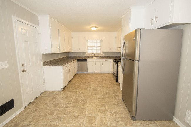 Building Photo - Spacious home in Pine Valley community!