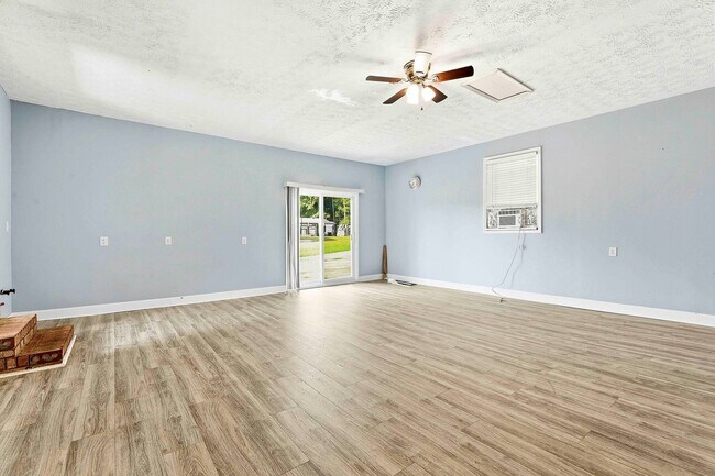 Building Photo - Spacious 3BR Home on Large Lot with Detached Garage in Fayette County