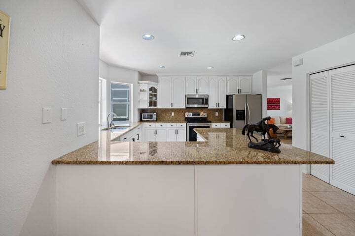 Building Photo - 1527 S Club Dr