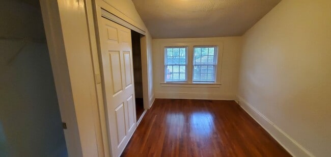 Building Photo - 6 Bedroom 2 Bathroom Single Family Home