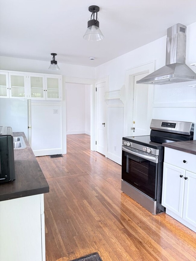 Building Photo - West Asheville Bungalow. 2 bedrooms, 1 bathroom. Great location!
