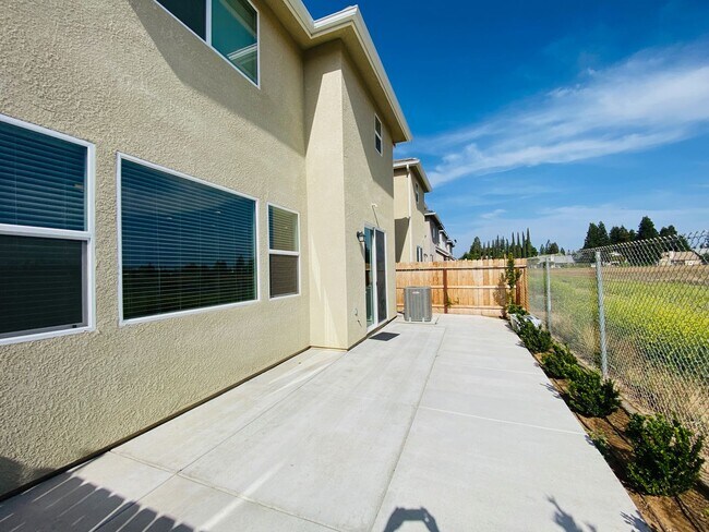 Building Photo - $2,395 Alluvial & Fowler, 3 Bedroom Home -...