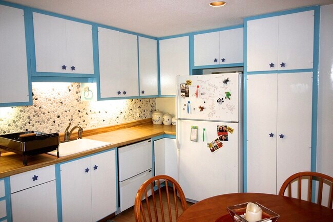 Building Photo - 532 Old Stone Brook