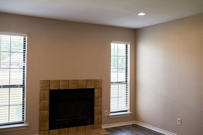 Building Photo - 900 Kilkenny Ct