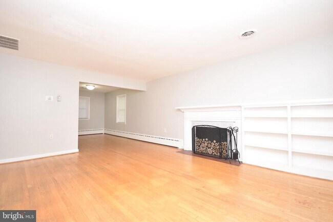Building Photo - 204 W Locust St