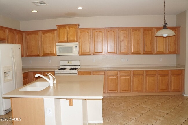 Building Photo - 3643 E Hyatt Ln