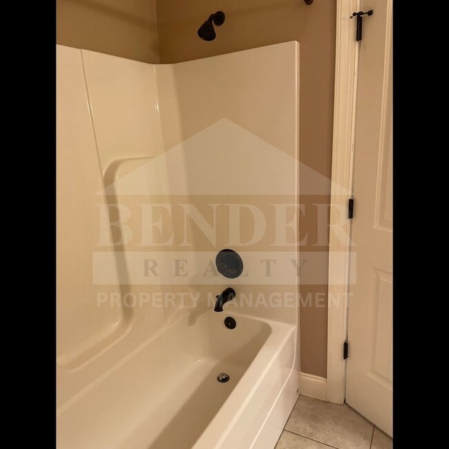 Building Photo - BEAUTIFUL TOWNHOME IN THE CITY