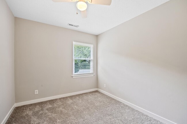 Building Photo - Three Bedroom Home!