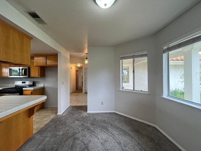 Building Photo - 924 Torrey Pines Dr