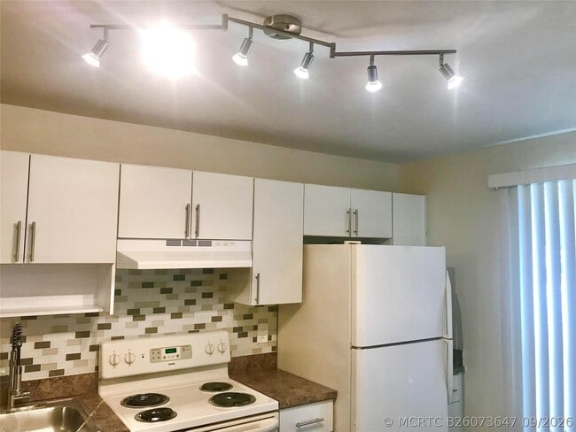 Building Photo - 8121 SW 21st Ct