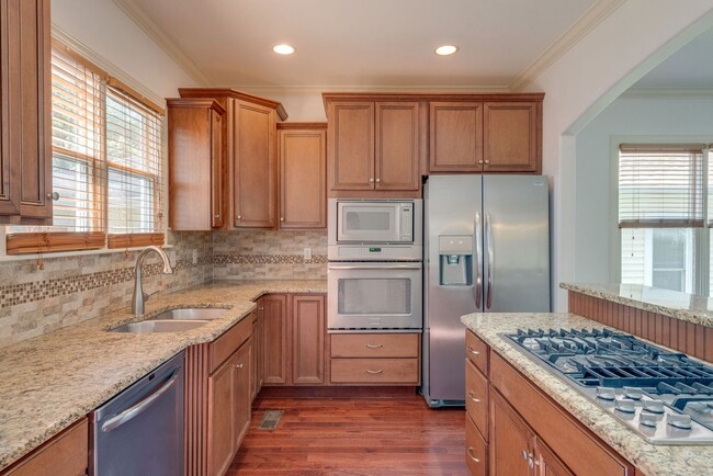 Building Photo - Stunning 3BE/2.5BA home in the heart of Ho...