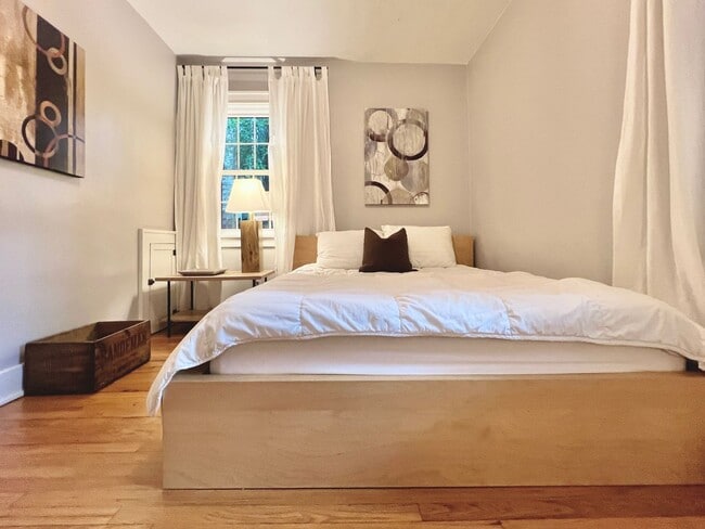 Building Photo - The Ideal TC Downtown Retreat