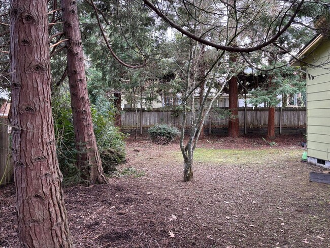 Building Photo - Large front porch, dead end street, spacio...