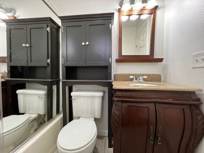 Building Photo - Country Property - ALL UTILITIES INCLUDED