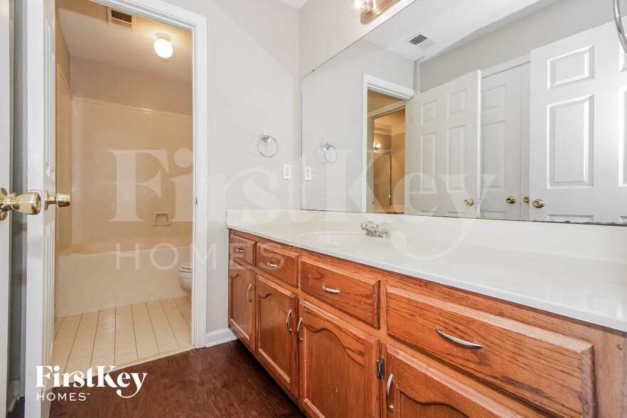 Building Photo - 4210 Meadow Valley Dr E