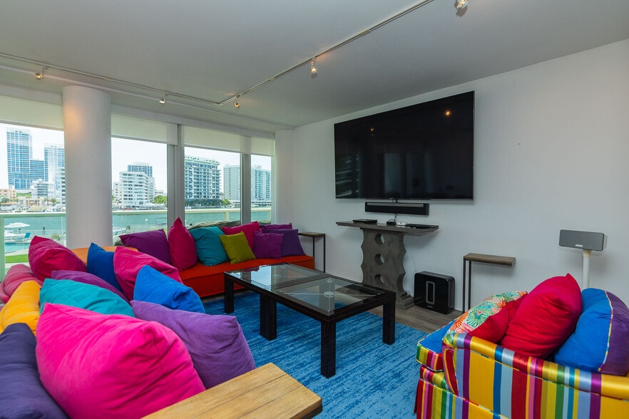 Living Room - 900 Bay Dr