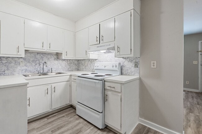 Building Photo - Celeste Manor - 1 Bedroom / 1 Bathroom, Updated