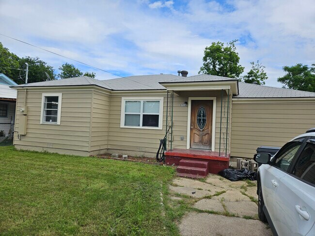 Building Photo - 2210 Bombay Ave
