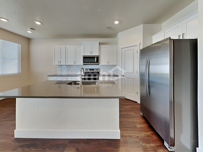 Building Photo - 724 S Retort Ave