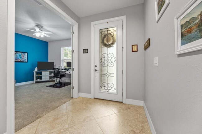Building Photo - Beautifully Maintained home in Pool Community!