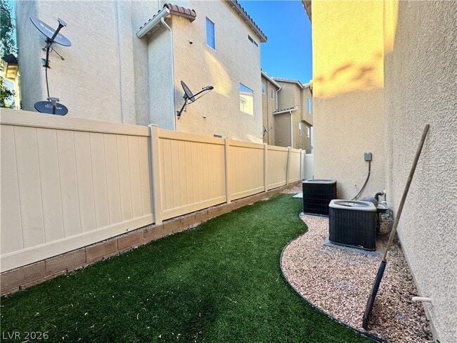 Building Photo - 8948 Amy Olivia Ave