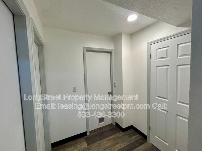 Building Photo - 794 SW Orchard Pl