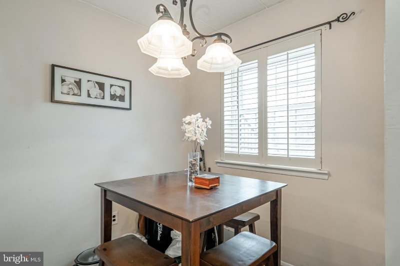 Building Photo - 1906 Valley Dr