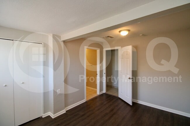 Building Photo - 1408 W St Clair St