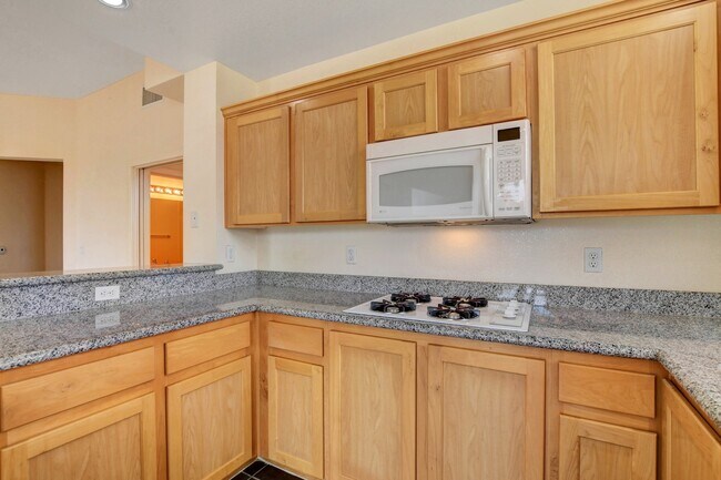 Building Photo - Beautiful top floor condo!