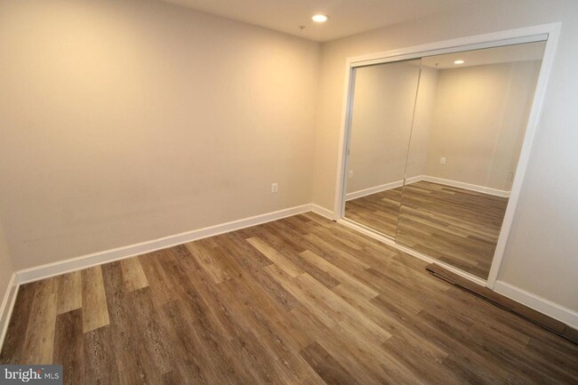 Building Photo - Charming LOWER LEVEL unit in the Lakelands...