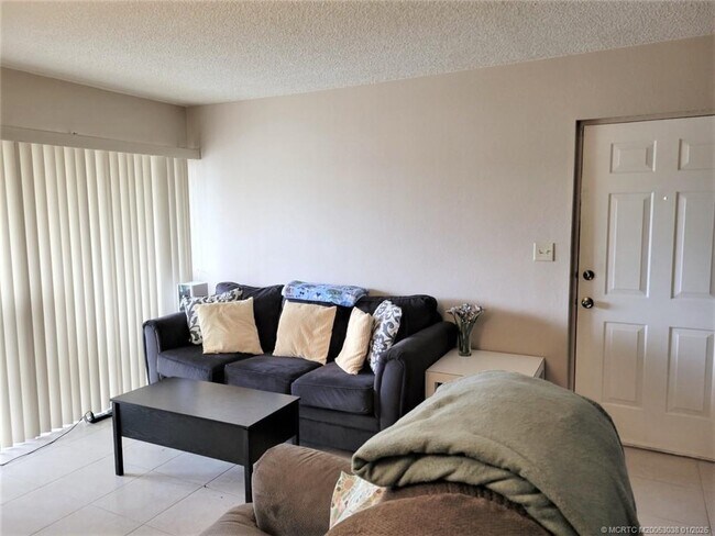 Building Photo - 1526 SE Royal Green Cir