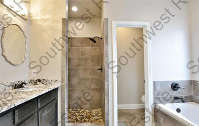 Building Photo - Spacious 3 bedroom, 2 bathroom home