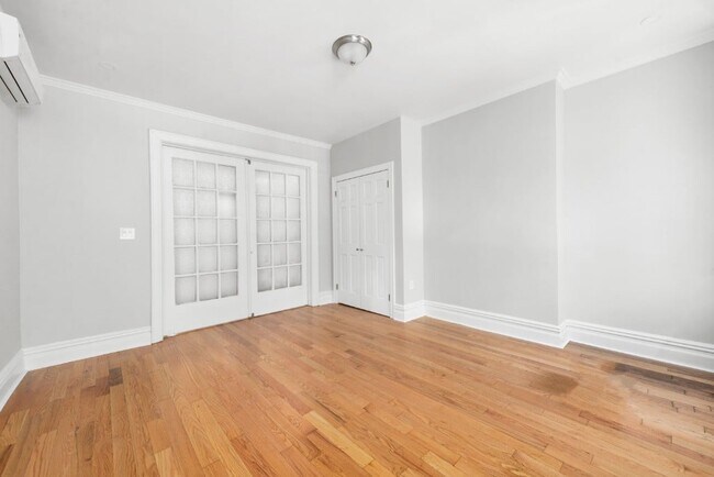 Building Photo - Newly Renovated 3 Bedroom with Washer /Dryer & Private yard