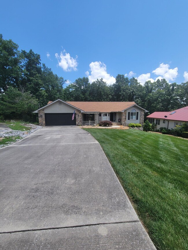 Building Photo - 456 Snead Dr