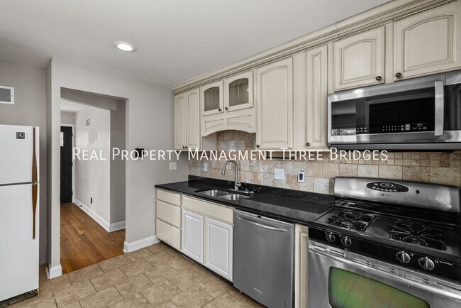 Building Photo - 110 Birchwood Dr