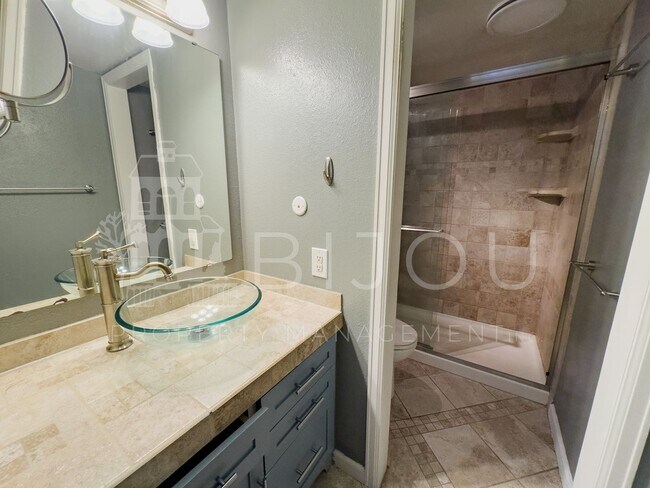 Building Photo - Westside Condo w/ Amazing Views