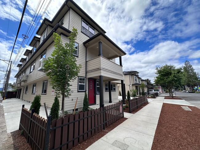 Building Photo - 338 E 12th Ave