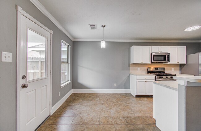 Building Photo - 13963 Maximos Dr