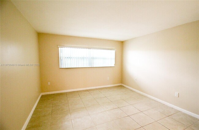 Building Photo - 9359 Fontainebleau Blvd